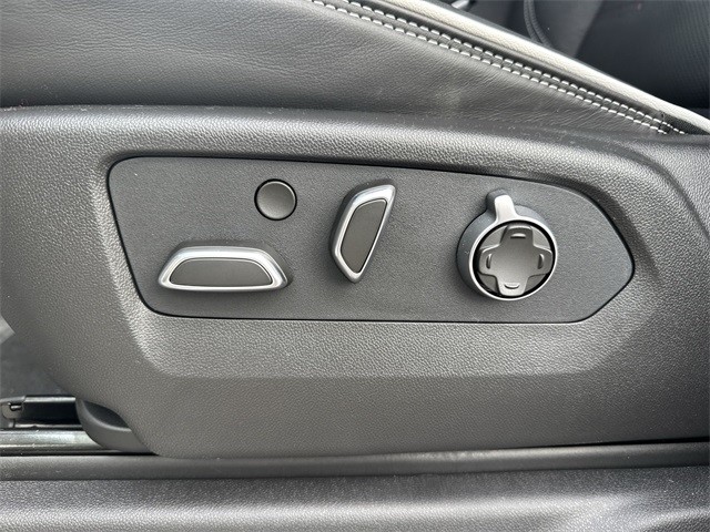 GMC Sierra 1500 Vehicle Full-screen Gallery Image 12