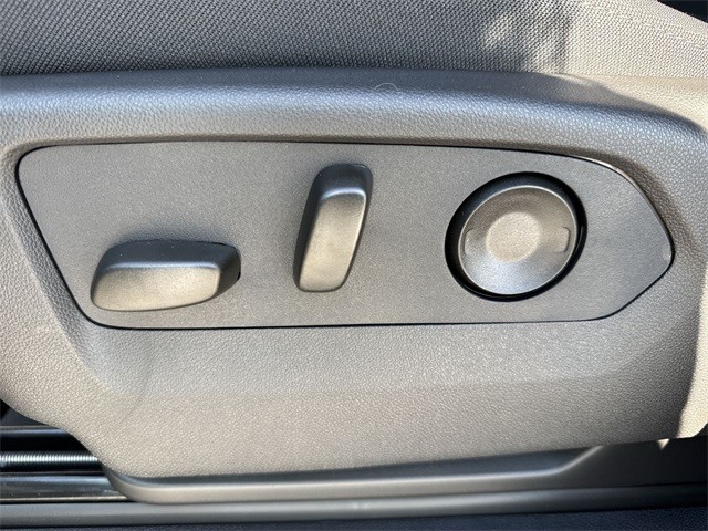 GMC Sierra 1500 Vehicle Full-screen Gallery Image 12