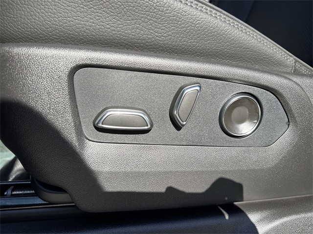 GMC Sierra 1500 Vehicle Full-screen Gallery Image 12