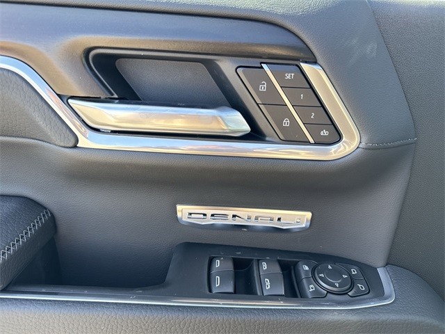 GMC Sierra 1500 Vehicle Full-screen Gallery Image 13