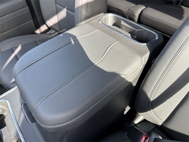 GMC Sierra 3500HD Vehicle Full-screen Gallery Image 21