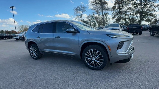 Buick Enclave Vehicle Full-screen Gallery Image 02