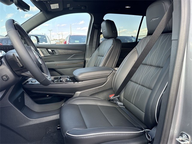 Buick Enclave Vehicle Full-screen Gallery Image 11