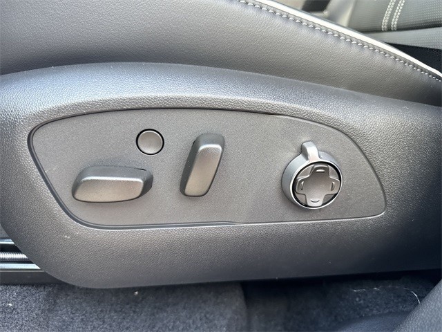 Buick Enclave Vehicle Full-screen Gallery Image 12