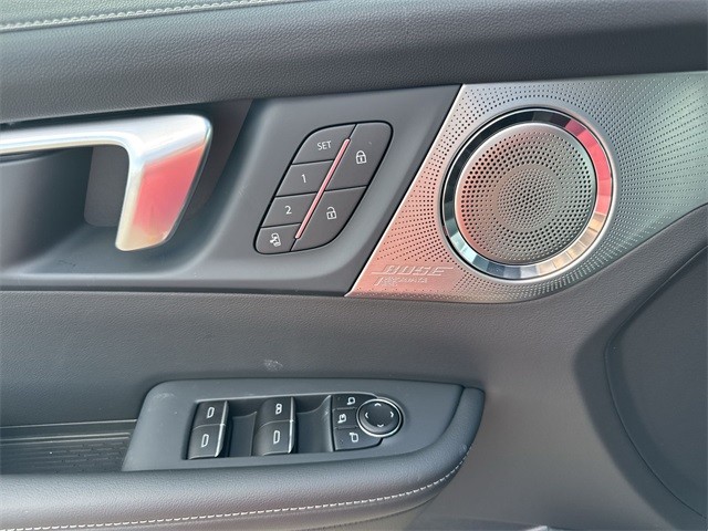 Buick Enclave Vehicle Full-screen Gallery Image 13