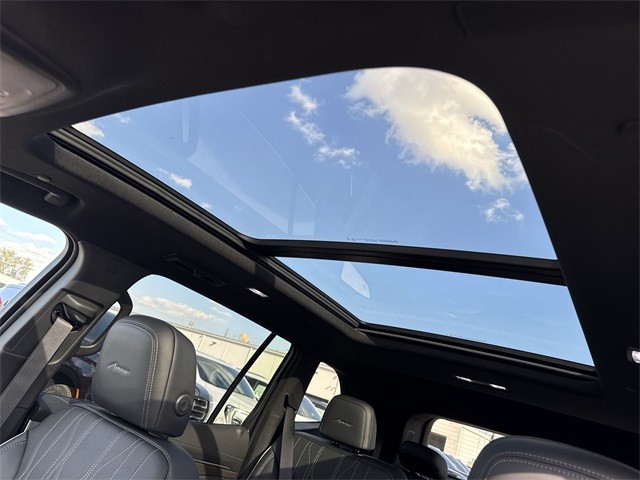 Buick Enclave Vehicle Full-screen Gallery Image 22