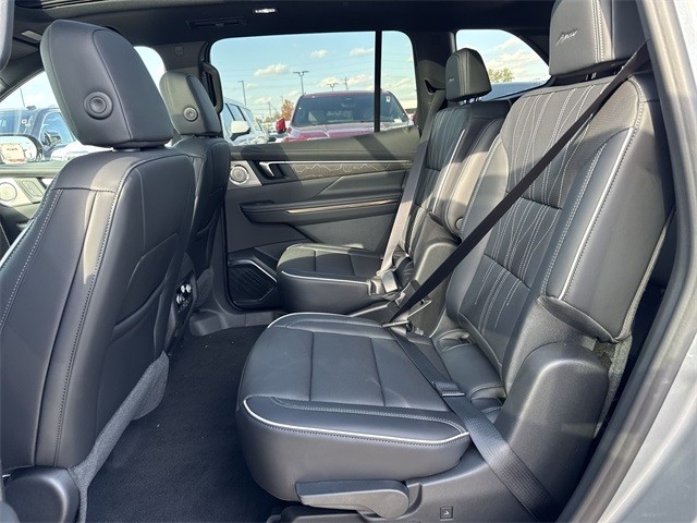 Buick Enclave Vehicle Full-screen Gallery Image 23