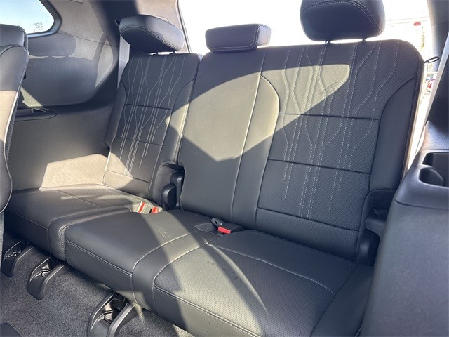 Buick Enclave Vehicle Full-screen Gallery Image 24