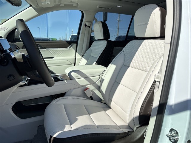 GMC Acadia Vehicle Full-screen Gallery Image 11