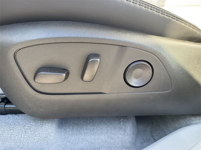 GMC Acadia Vehicle Full-screen Gallery Image 12