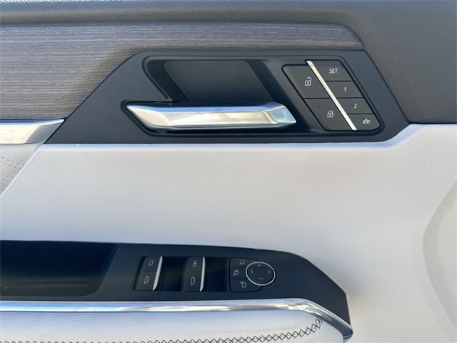 GMC Acadia Vehicle Full-screen Gallery Image 13