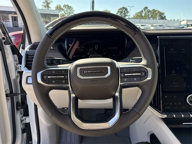 GMC Acadia Vehicle Full-screen Gallery Image 14