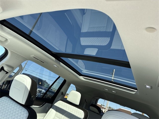 GMC Acadia Vehicle Full-screen Gallery Image 22