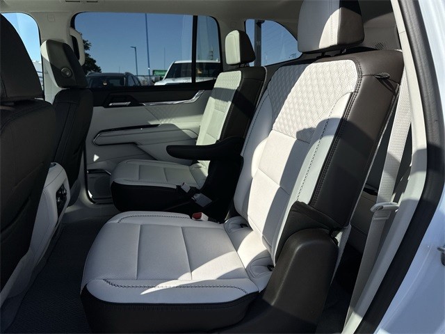 GMC Acadia Vehicle Full-screen Gallery Image 23