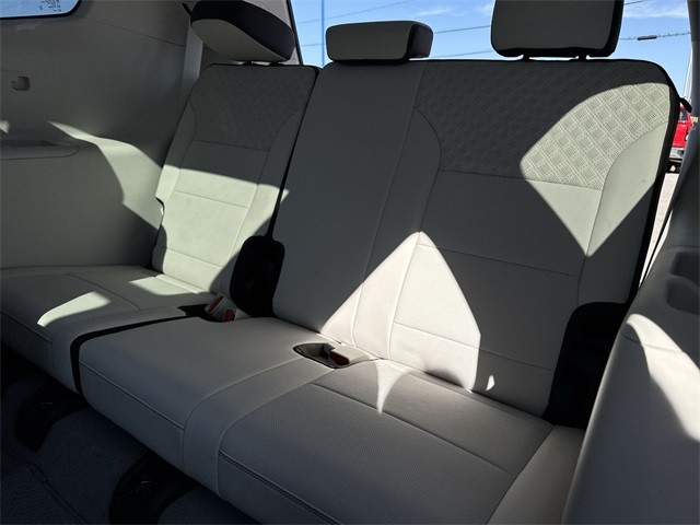 GMC Acadia Vehicle Full-screen Gallery Image 24