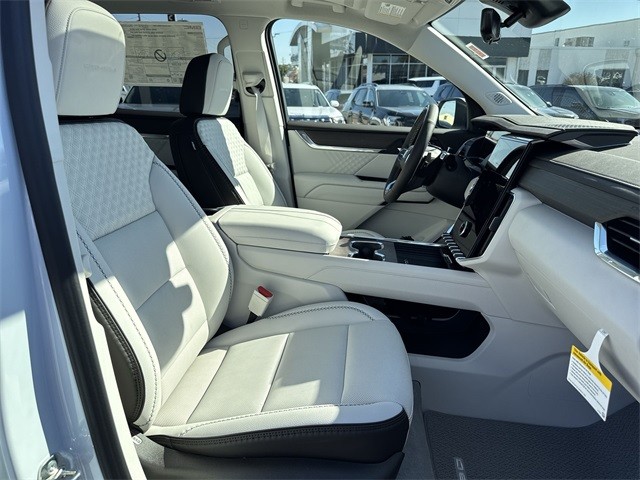 GMC Acadia Vehicle Full-screen Gallery Image 26