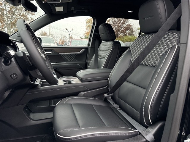 GMC Acadia Vehicle Full-screen Gallery Image 11