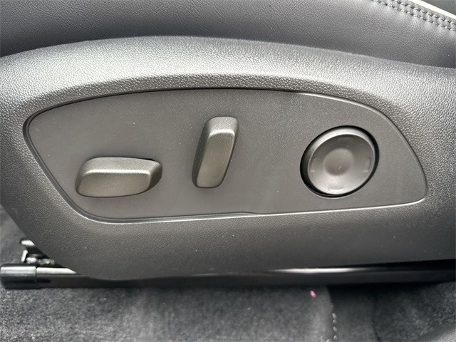 GMC Acadia Vehicle Full-screen Gallery Image 12