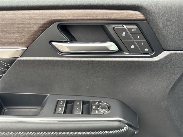 GMC Acadia Vehicle Full-screen Gallery Image 13