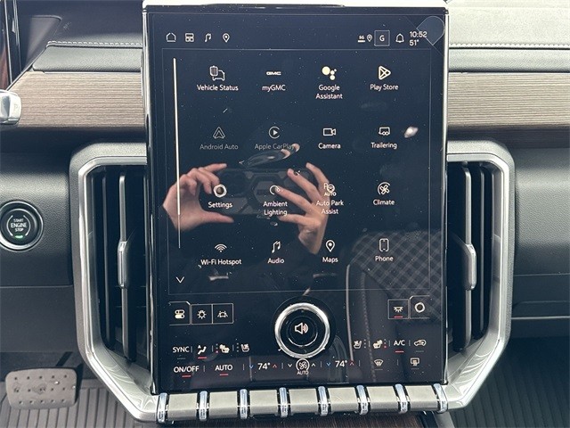 GMC Acadia Vehicle Full-screen Gallery Image 16