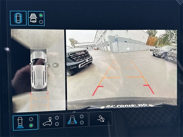 GMC Acadia Vehicle Full-screen Gallery Image 17