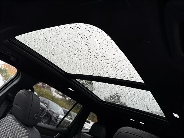 GMC Acadia Vehicle Full-screen Gallery Image 22