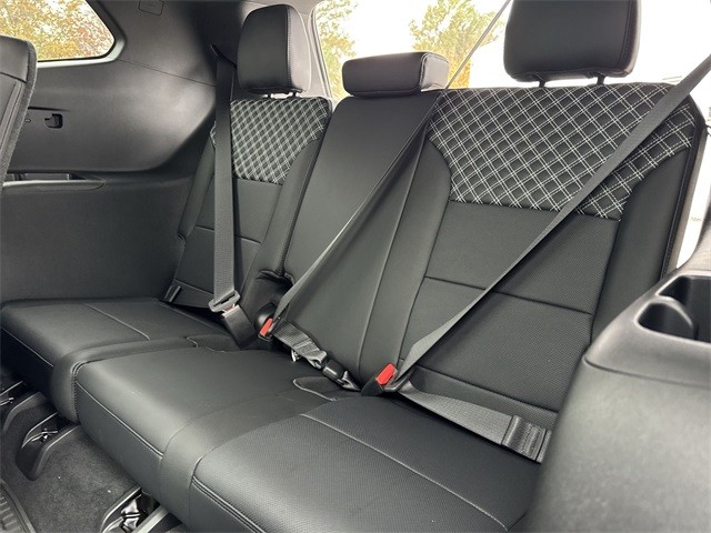 GMC Acadia Vehicle Full-screen Gallery Image 24