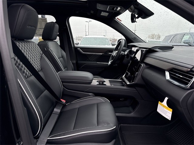 GMC Acadia Vehicle Full-screen Gallery Image 26