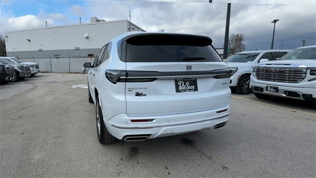 Buick Enclave Vehicle Full-screen Gallery Image 07