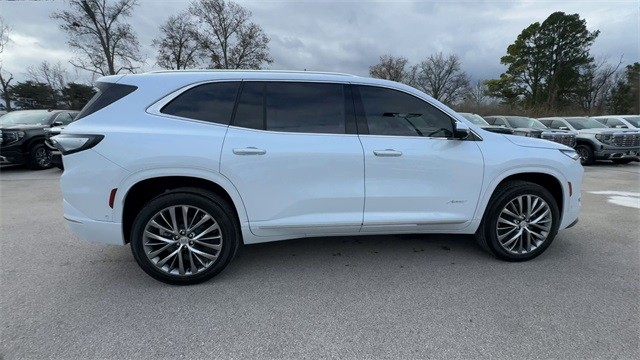 Buick Enclave Vehicle Full-screen Gallery Image 09