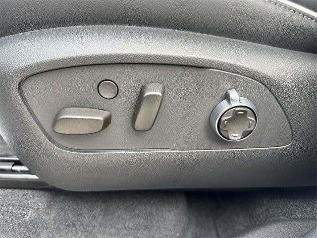 Buick Enclave Vehicle Full-screen Gallery Image 12