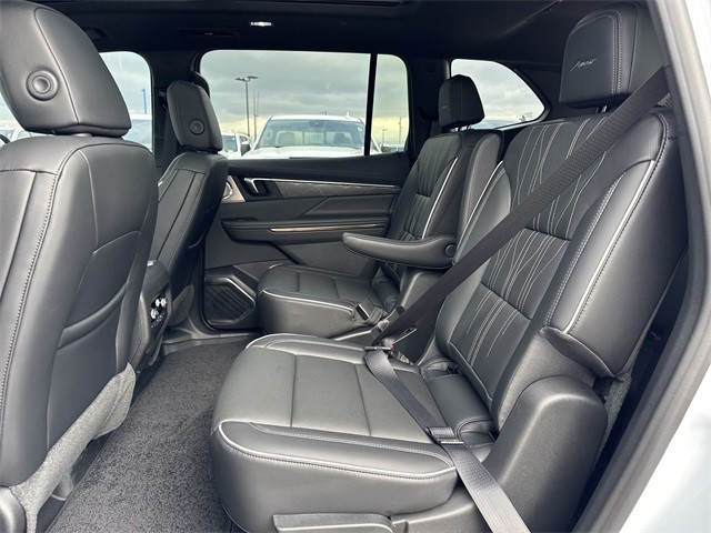 Buick Enclave Vehicle Full-screen Gallery Image 23