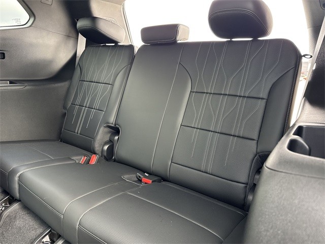 Buick Enclave Vehicle Full-screen Gallery Image 24