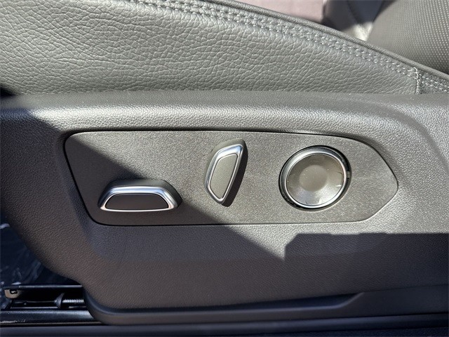 GMC Sierra 1500 Vehicle Full-screen Gallery Image 12