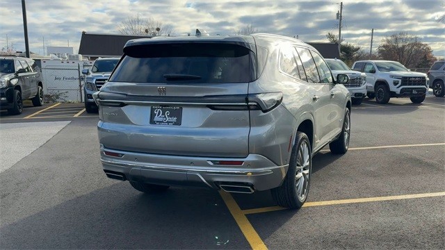 Buick Enclave Vehicle Full-screen Gallery Image 03