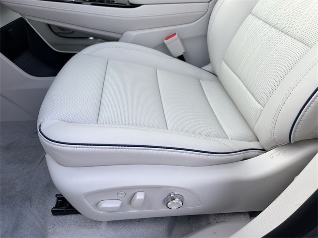 Buick Enclave Vehicle Full-screen Gallery Image 10