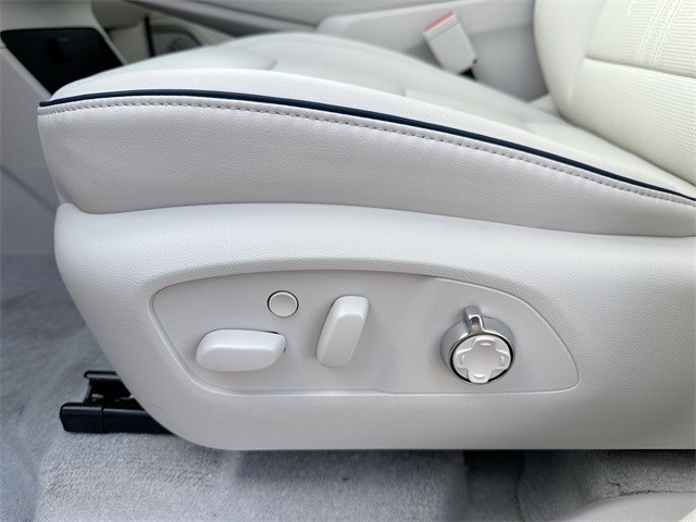 Buick Enclave Vehicle Full-screen Gallery Image 11