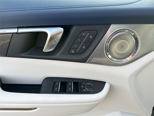 Buick Enclave Vehicle Full-screen Gallery Image 12