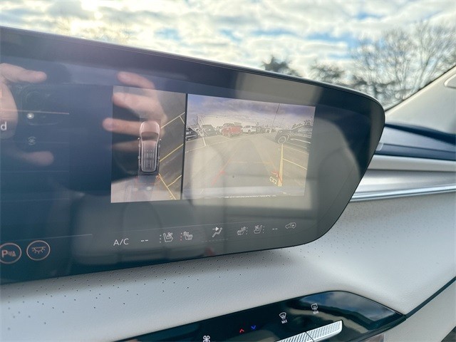 Buick Enclave Vehicle Full-screen Gallery Image 16