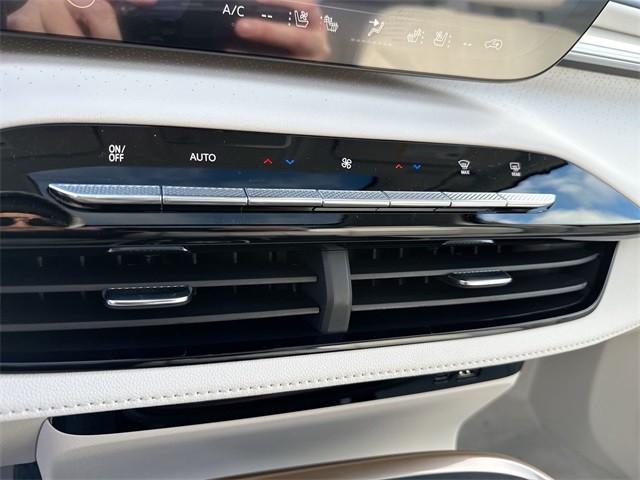 Buick Enclave Vehicle Full-screen Gallery Image 17