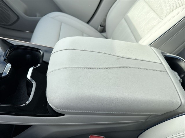 Buick Enclave Vehicle Full-screen Gallery Image 19