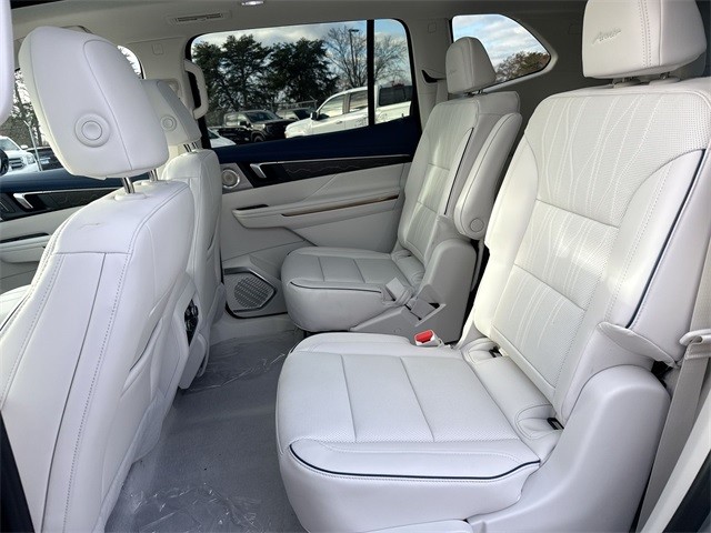 Buick Enclave Vehicle Full-screen Gallery Image 21