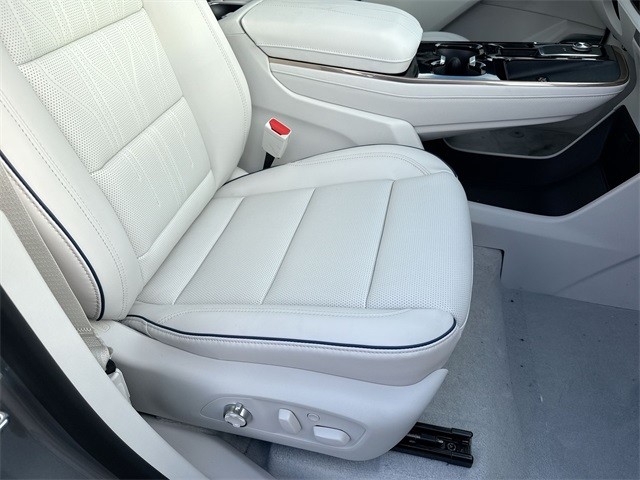 Buick Enclave Vehicle Full-screen Gallery Image 22