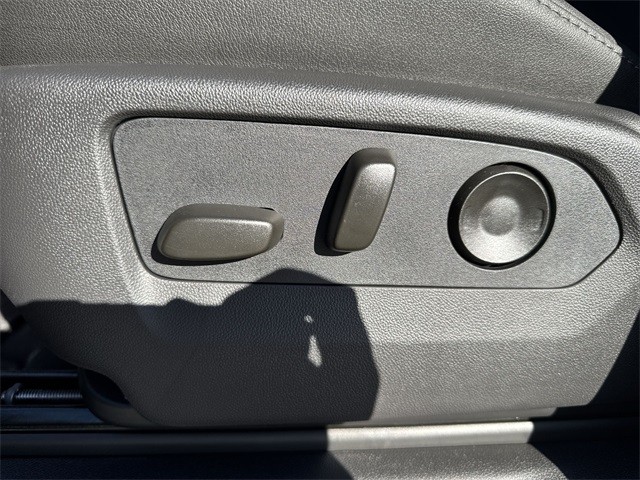 GMC Sierra 1500 Vehicle Full-screen Gallery Image 12