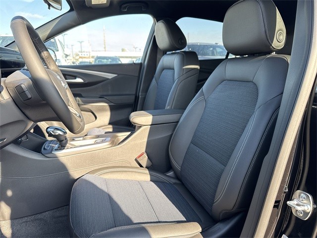 Buick Envista Vehicle Full-screen Gallery Image 11