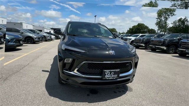 Buick Encore GX Vehicle Full-screen Gallery Image 03