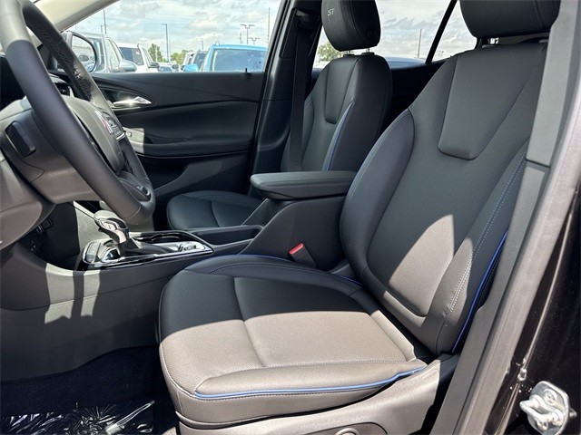 Buick Encore GX Vehicle Full-screen Gallery Image 11