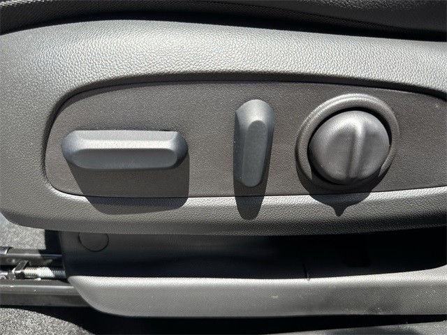 Buick Encore GX Vehicle Full-screen Gallery Image 12