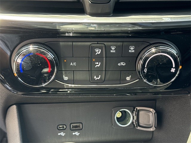 Buick Encore GX Vehicle Full-screen Gallery Image 18