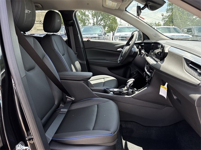 Buick Encore GX Vehicle Full-screen Gallery Image 23